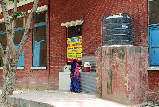 Health officials collected a total of 75 drinking water samples from 13 sites in the city.(Parveen Kumar/HT PHOTO)