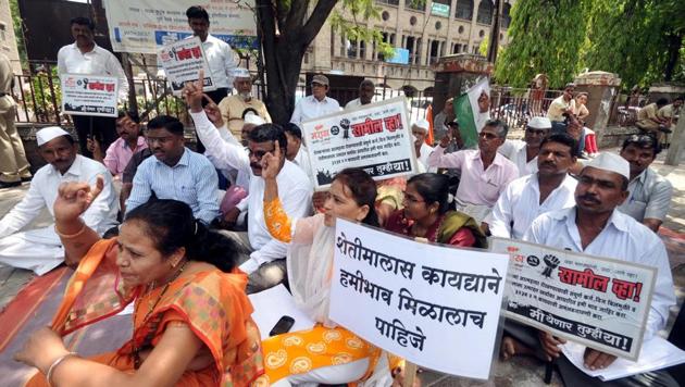 Shetkari Sanghatna andolan demanding loan waiver at Central building in Pune, farmers in major parts of Maharashtra have decided to go on a indefinite strike in Pune. (HT PHOTO) Shetkari Sanghatna andolan demanding loan waiver at Central building in Pune, farmers in major parts of Maharashtra have decided to go on a indefinite strike in Pune. (HT PHOTO)