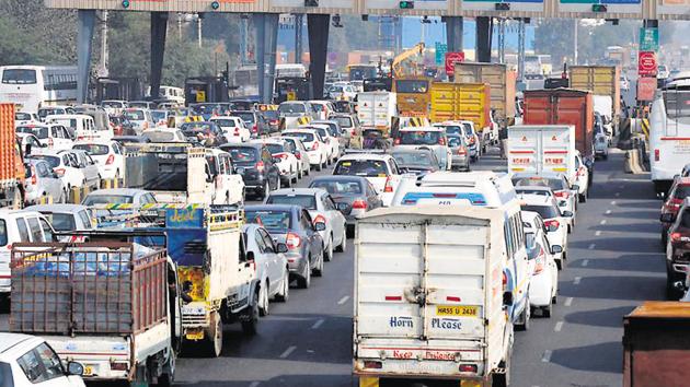The concessionaire of the Delhi Gurgaon Expressway, MCEPL, welcomed the development as it is for the first time that a formal process has been initiated to remove the toll plaza. (Parveen Kumar/HT Photo) The concessionaire of the Delhi Gurgaon Expressway, MCEPL, welcomed the development as it is for the first time that a formal process has been initiated to remove the toll plaza. (Parveen Kumar/HT Photo)