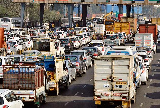 The Kherki Daula toll plaza continues to be a headache for both commuters and industry owners because of regular gridlocks. (Parveen Kumar/HT FILE) The Kherki Daula toll plaza continues to be a headache for both commuters and industry owners because of regular gridlocks. (Parveen Kumar/HT FILE)