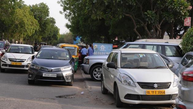 Visitors to schools, malls and condominiums near the market also park on roads, leading to congestion. (Parveen Kumar/HT Photo) Visitors to schools, malls and condominiums near the market also park on roads, leading to congestion. (Parveen Kumar/HT Photo)