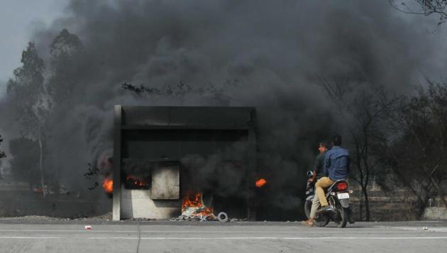 Smoke billows from a toll booth set on fire by the agitating farmers on the Mhow- Neemuch highway in Mandsaur, Madhya Pradesh on June 7. (Mujeeb Faruqui/HT Photo) Smoke billows from a toll booth set on fire by the agitating farmers on the Mhow- Neemuch highway in Mandsaur, Madhya Pradesh on June 7. (Mujeeb Faruqui/HT Photo)