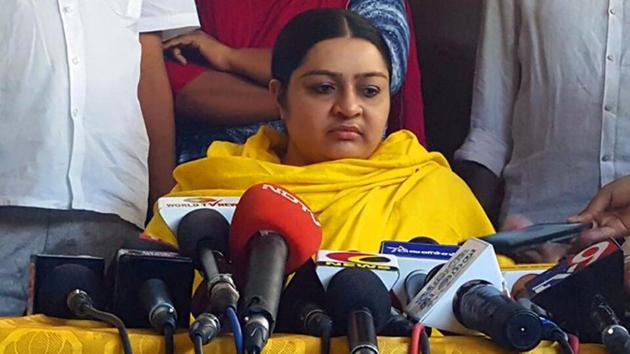 AIADMK Amma camp sources, who were present at the residence, said Deepa made an unscheduled visit and wanted to garland a portrait of her late aunt kept in the front porch of the sprawling house.(File Photo) AIADMK Amma camp sources, who were present at the residence, said Deepa made an unscheduled visit and wanted to garland a portrait of her late aunt kept in the front porch of the sprawling house.(File Photo)