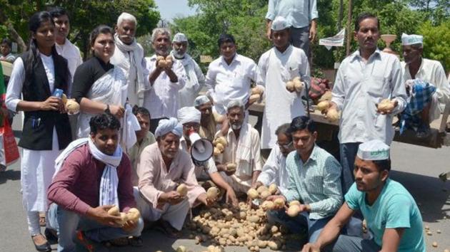 At a meeting in the capital on Saturday, the Rashtriya Kisan Mahasangh, a group of 62 farmers’ unions, passed a resolution seeking the dismissal of Shivraj Singh Chauhan as the chief minister of Madhya Pradesh.(PTI Representative Photo)
