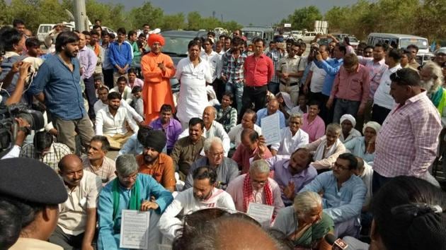 Yogendra Yadav, Medha Patkar, Swami Agnivesh arrested in Ratlam, Madhya Pradesh.(HT Photo)