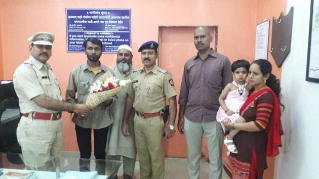 Nehru Stadium chowky police official offers a bouquet to Shakeel Altaf Mulla praising him for his act of honesty. (HT Photo) Nehru Stadium chowky police official offers a bouquet to Shakeel Altaf Mulla praising him for his act of honesty. (HT Photo)