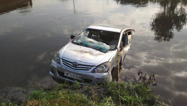Ten people were killed when their car fell into a canal in Mathura.(HT Photo)