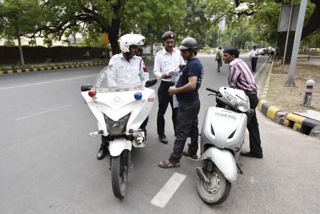 Traffic police figures show that compared to 34 lakh total challans issued in 2015, the number of prosecutions last year jumped up by 18%. (Burhaan Kinu/HT PHOTO) Traffic police figures show that compared to 34 lakh total challans issued in 2015, the number of prosecutions last year jumped up by 18%. (Burhaan Kinu/HT PHOTO)