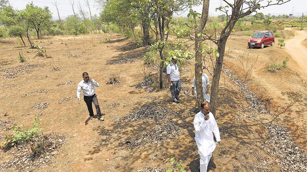 The Mumbai-Nagpur highway will span 50,000 acres. Farmers from 10 villages, including Guravali, Uttane, Pitambari and Wadgaonare, are set to lose their land.(Vijayanand Gupta/HT)
