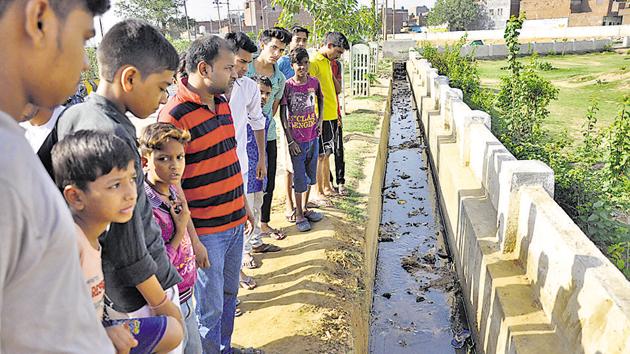 The remains were discovered by locals in a drain at Koyal Enclave located near the Bhopra-Loni Road adjacent to the Delhi-Ghaziabad border. (HT Photo) The remains were discovered by locals in a drain at Koyal Enclave located near the Bhopra-Loni Road adjacent to the Delhi-Ghaziabad border. (HT Photo)