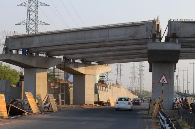 The NHAI has written to the HVPN to have the high transmission line at Iffco Chowk removed. (Parveen Kumar/HT) The NHAI has written to the HVPN to have the high transmission line at Iffco Chowk removed. (Parveen Kumar/HT)