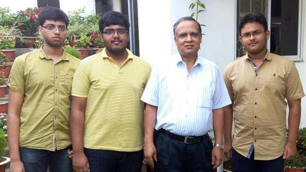 Jharkhand Civil Avitaion Secretary K K Khandelwal with the students who cracked the JEE(Advanced) under his guidance after the declaration of result in Ranchi on Sunday. Jharkhand Civil Avitaion Secretary K K Khandelwal with the students who cracked the JEE(Advanced) under his guidance after the declaration of result in Ranchi on Sunday.
