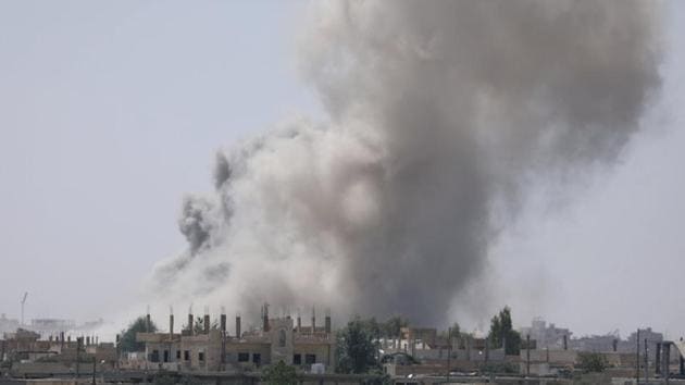 Smoke rises from the al-Mishlab district at Raqqa's southeastern outskirts, Syria. (Reuters Photo) Smoke rises from the al-Mishlab district at Raqqa's southeastern outskirts, Syria. (Reuters Photo)