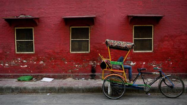 An Indian rickshaw puller sleeps on his rickshaw in the old quarters of New Delhi. (MONEY SHARMA/ AFP)