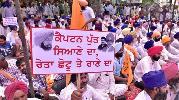 Ten lakh farmers of the state owe Rs 90,000 crore as on March 31, 2016. (Gurpreet Singh/HT Photo) Ten lakh farmers of the state owe Rs 90,000 crore as on March 31, 2016. (Gurpreet Singh/HT Photo)