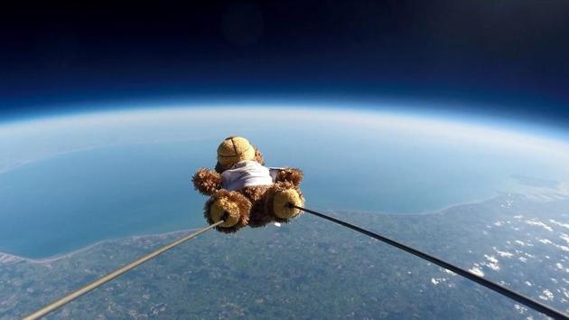 Footage showed the curvature of the Earth taking in the Thames Estuary, where the River Thames meets the waters of the North Sea, the Isle of Wight and across the English Channel to France. (Twitter/ @RoffaTheBear) Footage showed the curvature of the Earth taking in the Thames Estuary, where the River Thames meets the waters of the North Sea, the Isle of Wight and across the English Channel to France. (Twitter/ @RoffaTheBear)