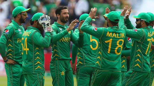 Pakistan's Junaid Khan (3L) celebrates taking the wicket of Sri Lanka's Thisara Perera. (AFP) Pakistan's Junaid Khan (3L) celebrates taking the wicket of Sri Lanka's Thisara Perera. (AFP)