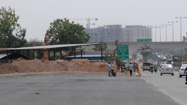 The crematorium was deemed a hindrance to the construction of an elevated U-turn near Sector 29. (Parveen Kumar/HT Photo) The crematorium was deemed a hindrance to the construction of an elevated U-turn near Sector 29. (Parveen Kumar/HT Photo)