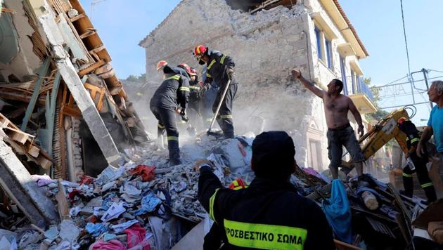 Rescue team members search for victims at a collapsed building in the village of Vrissa on the Greek island of Lesbos, Greece, after a strong earthquake shook the eastern Aegean. (REUTERS) Rescue team members search for victims at a collapsed building in the village of Vrissa on the Greek island of Lesbos, Greece, after a strong earthquake shook the eastern Aegean. (REUTERS)
