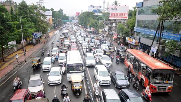 Rains and subsequent traffic jam at Nal Stop forced Pune traffic department to drop one-way traffic plan.(PHOTO HT)