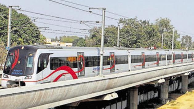 DMRC has moved the SC against order to pay Rs 60 crore as three months interest to DAMEPL. (Mohd Zakir/HT Photo) DMRC has moved the SC against order to pay Rs 60 crore as three months interest to DAMEPL. (Mohd Zakir/HT Photo)
