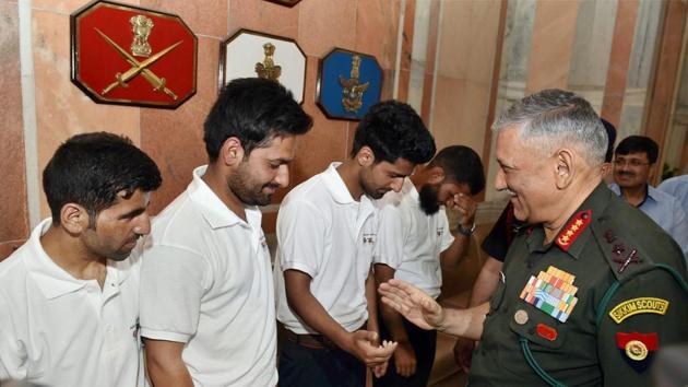 Army Chief Bipin Rawat interacts with students from J-K at defence ministry in New Delhi.(PTI Photo)