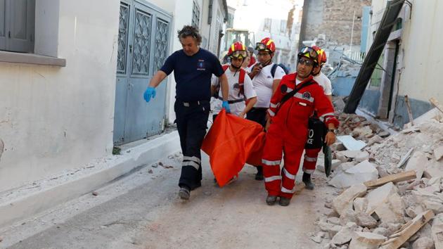 Rescue team members carry an elderly woman at Vrissa on the Greek island of Lesbos. (Giorgos Moutafis / REUTERS) 