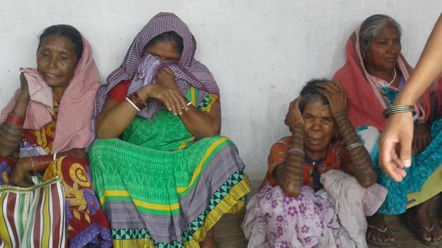 Family members of farmer Kaleshwar Mahato who committed suicide at Simalbera village under Pithoria police station in Ranchi(HT Photo)