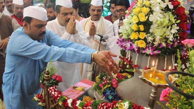 Devotees offering prayers during the ceremony. (Bhushan Koyande/HT PHOTO)