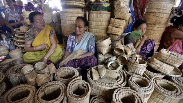The vendors dress in Phaneks, sarong like garments, scarfs called Innaphis and have their foreheads marked with sandalwood. (Raj K Raj/HT PHOTO) The vendors dress in Phaneks, sarong like garments, scarfs called Innaphis and have their foreheads marked with sandalwood. (Raj K Raj/HT PHOTO)