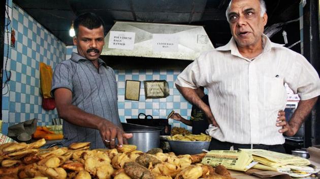 At the Khandani Pakodiwalla, on the Ring-Road Sarojini Nagar intersection you can get pakodas any day, come monsoon or drought. (Mayank Austen Soofi / HT Photo) At the Khandani Pakodiwalla, on the Ring-Road Sarojini Nagar intersection you can get pakodas any day, come monsoon or drought. (Mayank Austen Soofi / HT Photo)
