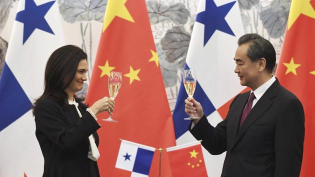 Panama's Foreign Minister Isabel de Saint Malo, left, and her Chinese counterpart Wang Yi raise glasses for a toast after signing a joint communique on establishing diplomatic relations, in Beijing, June 13, 2017. (AP) Panama's Foreign Minister Isabel de Saint Malo, left, and her Chinese counterpart Wang Yi raise glasses for a toast after signing a joint communique on establishing diplomatic relations, in Beijing, June 13, 2017. (AP)