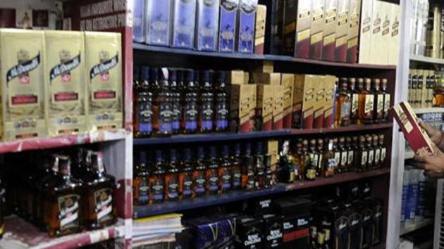 Under the new rules, citizens can directly inform the state government about any liquor-related illegal activity.(HT File Photo) Under the new rules, citizens can directly inform the state government about any liquor-related illegal activity.(HT File Photo)