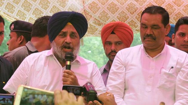With Punjab BJP chief Vijay Sampla by his side, SAD president Sukhbir Singh Badal addressing protesters outside the deputy commissioner’s office in Ludhiana on Monday. (Gurminder Singh/HT Photo) With Punjab BJP chief Vijay Sampla by his side, SAD president Sukhbir Singh Badal addressing protesters outside the deputy commissioner’s office in Ludhiana on Monday. (Gurminder Singh/HT Photo)