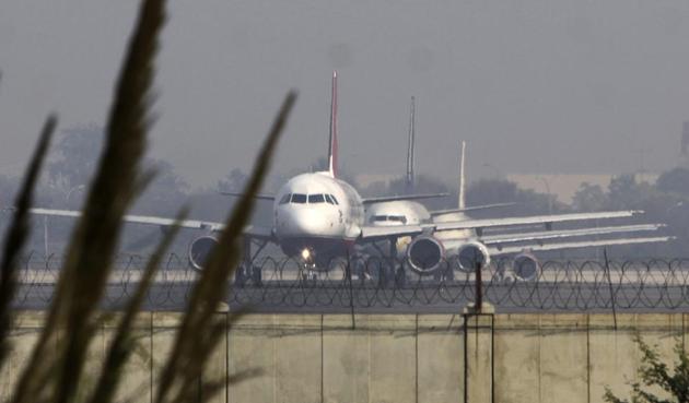Planes prepare to takeoff from the IGI Airport in Delhi. (HT Archive) Planes prepare to takeoff from the IGI Airport in Delhi. (HT Archive)
