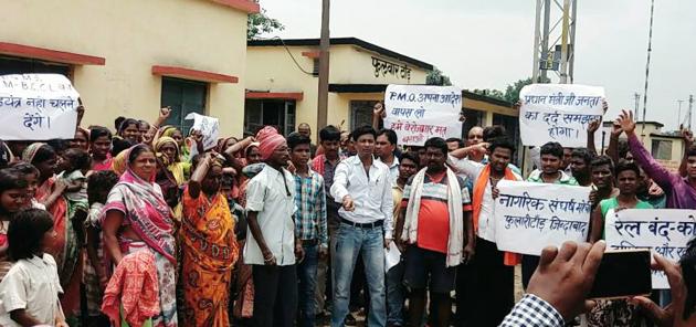 People protest after the announcement of the closure of Dhanbad Chandrapura rail line at Phulwartad station in Dhanbad(Bijay/ HT Photo)