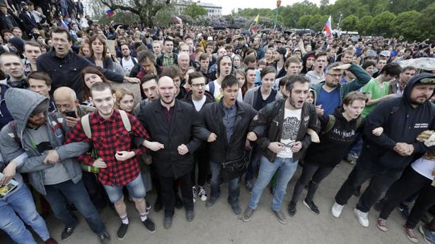 Demonstrators form a human chain during anti corruption rally in St.Petersburg, Russia. The protest gatherings in cities from Far East Pacific ports to St. Petersburg were spearheaded by Alexei Navalny, popular for using mediums like YouTube, Twitter and blogs to reach audiences. (Dmitri Lovetsky/AP) Demonstrators form a human chain during anti corruption rally in St.Petersburg, Russia. The protest gatherings in cities from Far East Pacific ports to St. Petersburg were spearheaded by Alexei Navalny, popular for using mediums like YouTube, Twitter and blogs to reach audiences. (Dmitri Lovetsky/AP)