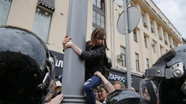 A protestor is pulled down from a lamp post during a demonstration in downtown Moscow, Russia. Russian opposition leader Alexei Navalny aimed to repeat the nationwide protests that rattled the Kremlin three months ago with this nationwide call. (Alexander Zemlianichenko/AP) A protestor is pulled down from a lamp post during a demonstration in downtown Moscow, Russia. Russian opposition leader Alexei Navalny aimed to repeat the nationwide protests that rattled the Kremlin three months ago with this nationwide call. (Alexander Zemlianichenko/AP)