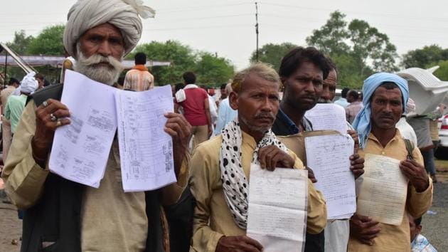 Farmers show applications handed over to Madhya Pradesh chief minister Shivraj Singh Chouhan on June 11.(Mujeeb Faruqui/HT Photo)