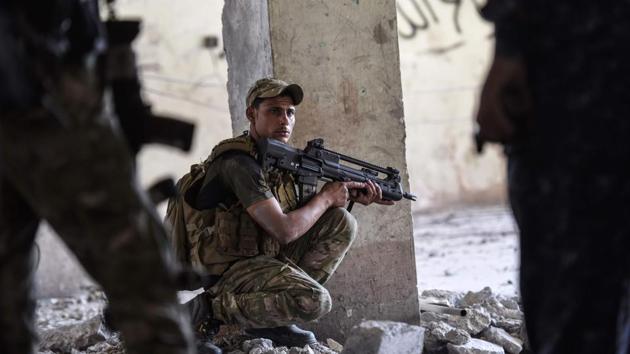 Iraqi forces hold a position in Mosul's western Al-Shifa district as they battle against Islamic State fighters on June 12, 2017. (AFP) Iraqi forces hold a position in Mosul's western Al-Shifa district as they battle against Islamic State fighters on June 12, 2017. (AFP)
