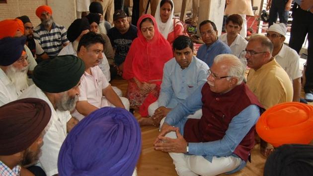 Haryana chief minister Manohar Lal offering condolences to bereaved families at Gurdwara Pehli Pashahi in Panipat. (HT Photo) Haryana chief minister Manohar Lal offering condolences to bereaved families at Gurdwara Pehli Pashahi in Panipat. (HT Photo)