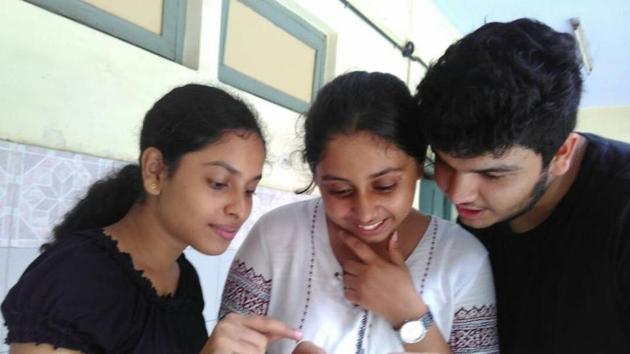Vashi school students check their results.(Bachchan Kumar) Vashi school students check their results.(Bachchan Kumar)