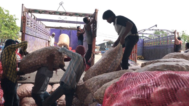 Labourers load sacks of onion on a truck at a government procurement centre in Ujjain. The Madhya Pradesh government opened the centres in the wake of farmers’ stir in Mandsaur.(Amen Sethi/ HT Photo) Labourers load sacks of onion on a truck at a government procurement centre in Ujjain. The Madhya Pradesh government opened the centres in the wake of farmers’ stir in Mandsaur.(Amen Sethi/ HT Photo)