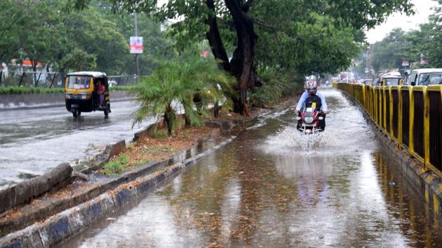 Traffic on many of roads came to a compete standstill as they were facing the brunt of waterlogging.(PRATHAM GOKHALE/HT PHOTO) Traffic on many of roads came to a compete standstill as they were facing the brunt of waterlogging.(PRATHAM GOKHALE/HT PHOTO)