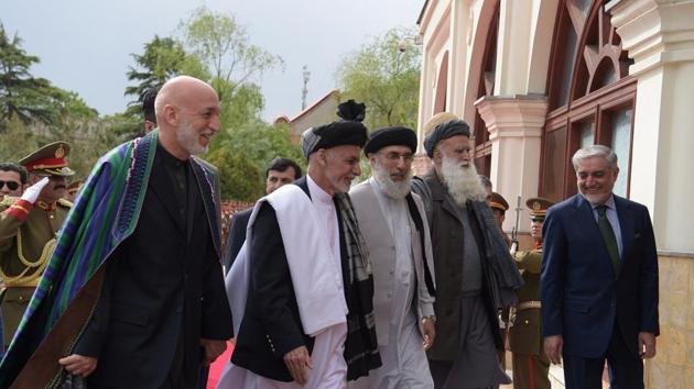 Former Afghan President Hamid Karzai, President Ashraf Ghani, Gulbuddin Hekmatyar, former Jihadi leader Abdul Rabb Rasool Sayyaf and Chief Executive Abdullah Abdullah walk to attend a ceremony at the Presidential palace in Kabul, Afghanistan May 4, 2017. (REUTERS) Former Afghan President Hamid Karzai, President Ashraf Ghani, Gulbuddin Hekmatyar, former Jihadi leader Abdul Rabb Rasool Sayyaf and Chief Executive Abdullah Abdullah walk to attend a ceremony at the Presidential palace in Kabul, Afghanistan May 4, 2017. (REUTERS)