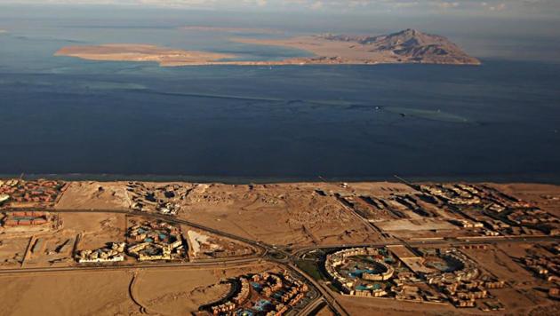 (FILES) This file photo taken on January 14, 2014, through the window of an airplane shows the Red Sea's Tiran (foreground) and the Sanafir (background) islands in the Strait of Tiran between Egypt's Sinai Peninsula and Saudi Arabia. Egypt's parliament agreed on June 14, 2017, a controversial maritime agreement with Saudi Arabia that transfers the two Red Sea islands to the kingdom. (AFP) (FILES) This file photo taken on January 14, 2014, through the window of an airplane shows the Red Sea's Tiran (foreground) and the Sanafir (background) islands in the Strait of Tiran between Egypt's Sinai Peninsula and Saudi Arabia. Egypt's parliament agreed on June 14, 2017, a controversial maritime agreement with Saudi Arabia that transfers the two Red Sea islands to the kingdom. (AFP)