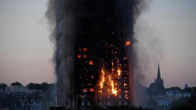 Flames and smoke billow as firefighters deal with a serious fire in a tower block at Latimer Road in West London, Britain on June 14, 2017. (Toby Melville/REUTERS) Flames and smoke billow as firefighters deal with a serious fire in a tower block at Latimer Road in West London, Britain on June 14, 2017. (Toby Melville/REUTERS)