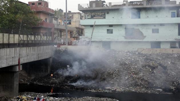 A pile of garbage burns at Vishwas Nagar, near Swarn Cinema in East Delhi. The National Green Tribunal had banned open burning of waste last year.(Sonu Mehta/HT PHOTO) A pile of garbage burns at Vishwas Nagar, near Swarn Cinema in East Delhi. The National Green Tribunal had banned open burning of waste last year.(Sonu Mehta/HT PHOTO)