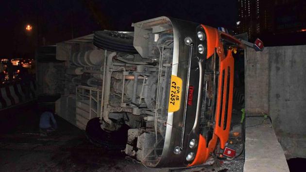 Passengers alleged that the bus driver was drunk and was driving at a high speed.(Sakib Ali/HT Photo)