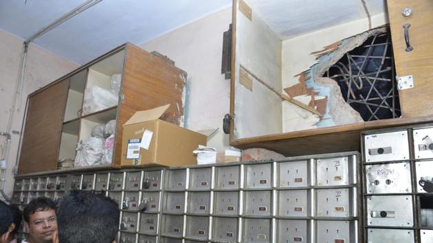 Of the 435 lockers, 30 were broken into and valuables, stolen. The burglars had bored a hole in the strongroom of the branch from the rear and escaped from the same opening. (Sakib Ali/HT) Of the 435 lockers, 30 were broken into and valuables, stolen. The burglars had bored a hole in the strongroom of the branch from the rear and escaped from the same opening. (Sakib Ali/HT)